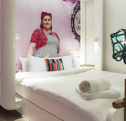 Budget Hotels, Time Out
